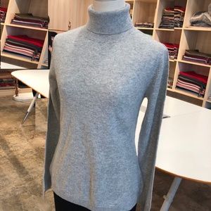 100% Cashmere Light Gray Sweater. Turtleneck